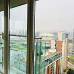 Luxury Stay With Stunning Views In Prime Location - Perfect For Business Or Leisure