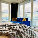 Luxury Stay With Stunning Views In Prime Location - Perfect For Business Or Leisure
