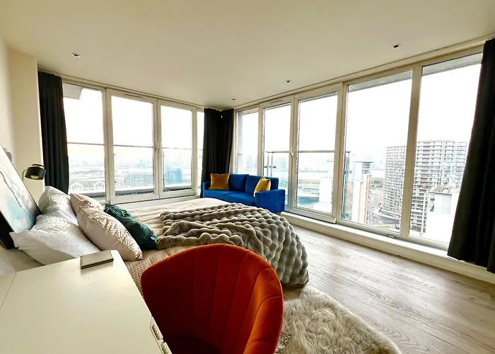 Luxury Stay With Stunning Views In Prime Location - Perfect For Business Or Leisure