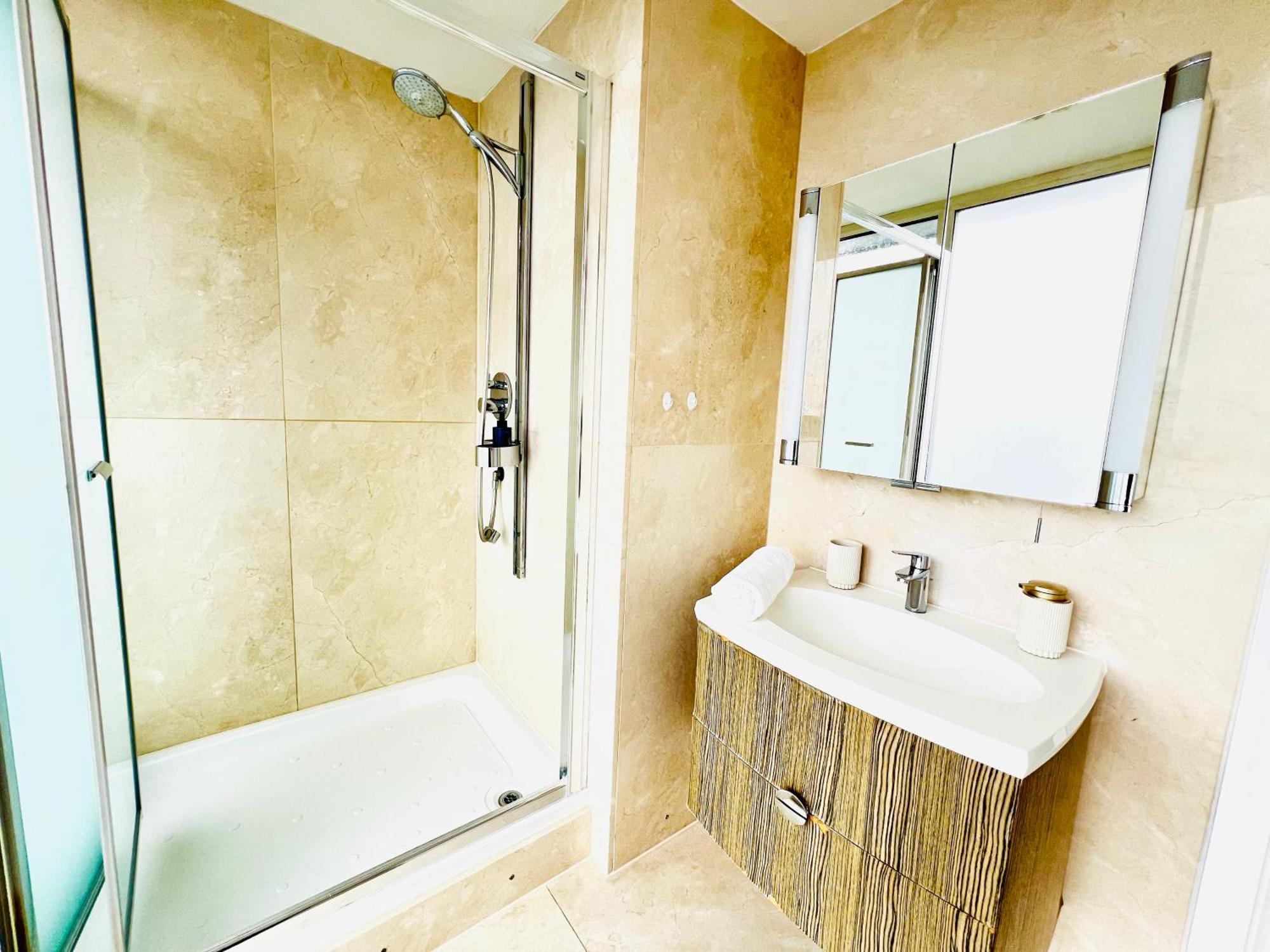 Luxury With Stunning Views In Prime Location - Perfect For Business Or Leisure Appartement *