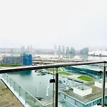 Luxury Stay With Stunning Views In Prime Location - Perfect For Business Or Leisure